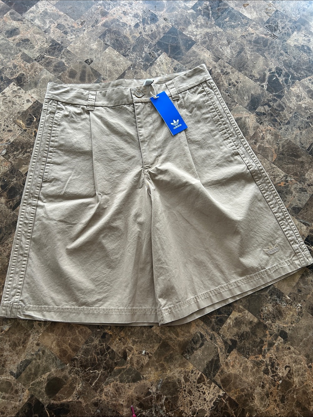 NWT 🆕 Adidas Originals Men's Wide Leg Bermuda Shorts Beige size 30” - KB5585